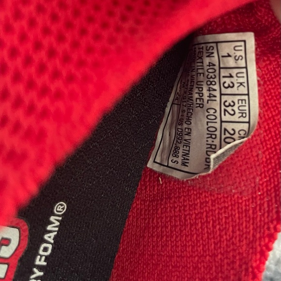 Skechers kids Vibrant Red Slip-On Sneakers size big kid 1 - Picture 5 of 5